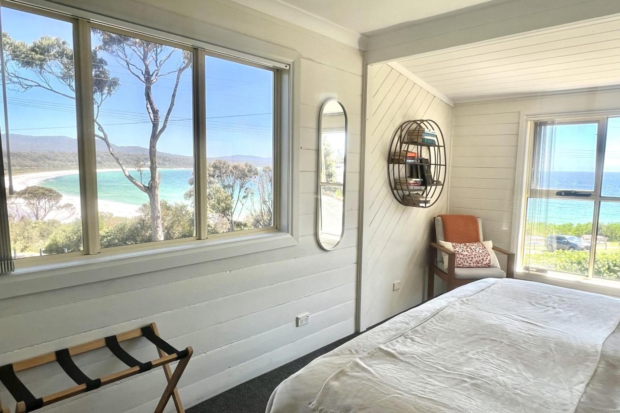 Binalong Beach Cottage Beachfront At Bay Of Fires Next To Restaurant Binalong Bay Eksteriør billede